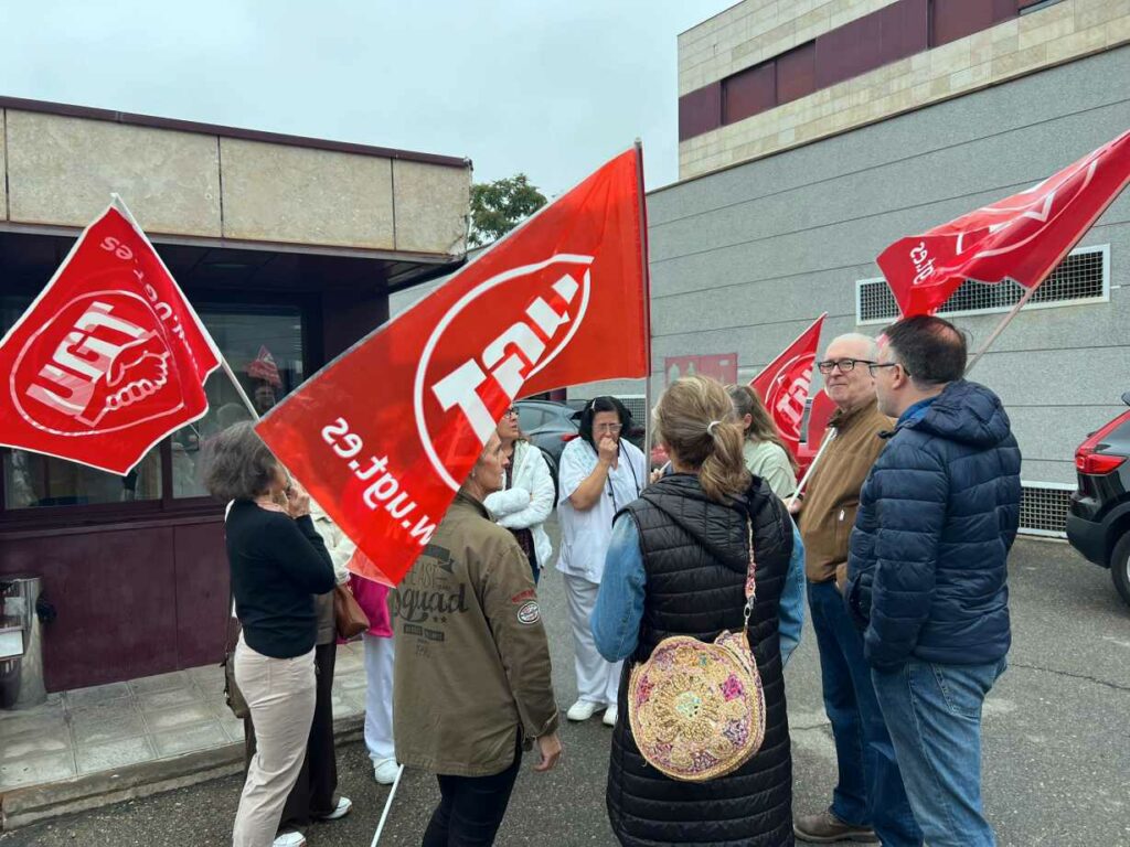 UGT muestra su rechazo al cierre hoy de la Unidad de Larga Estancia Psiquiátrica de Guadalajara 1 concentracion unidad larga distancia 2