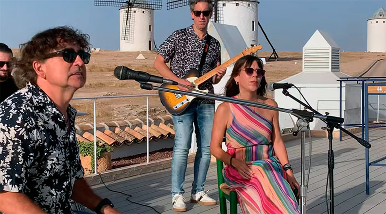 “Cura la herida” el pegadizo tema del tomellosero Andújar y Claudia Ysora que se ha grabado en la sierra de los molinos de Campo de Criptana