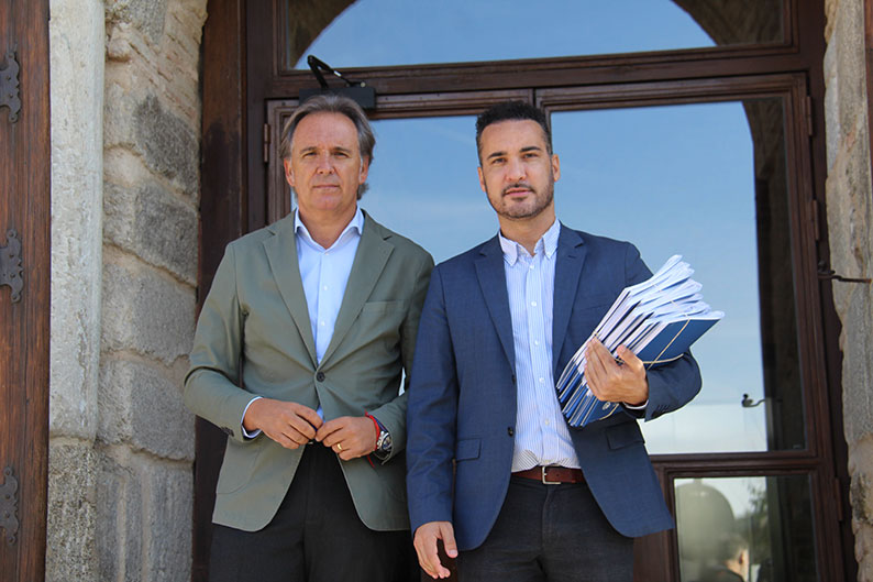 El PP-CLM entrega cerca de 300 firmas a Page de alcaldes de la región reclamando la derogación del Canon del Agua