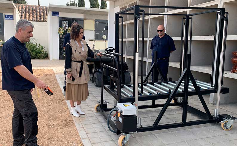 El Cementerio de Tomelloso dispone desde hoy de un descensor de féretros
