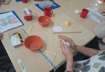 El Centro de Día San Rafael de Tomelloso celebra el Día Internacional de las Personas Mayores con un taller de arcilla