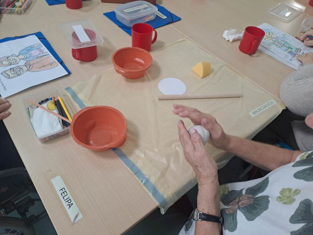 El Centro de Día San Rafael de Tomelloso celebra el Día Internacional de las Personas Mayores con un taller de arcilla
