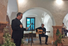 El poeta Luis Díaz-Cacho triunfa en la “Ruta de los Patios” infanteña en una noche de ‘Poesía y vino’ con bises incluidos