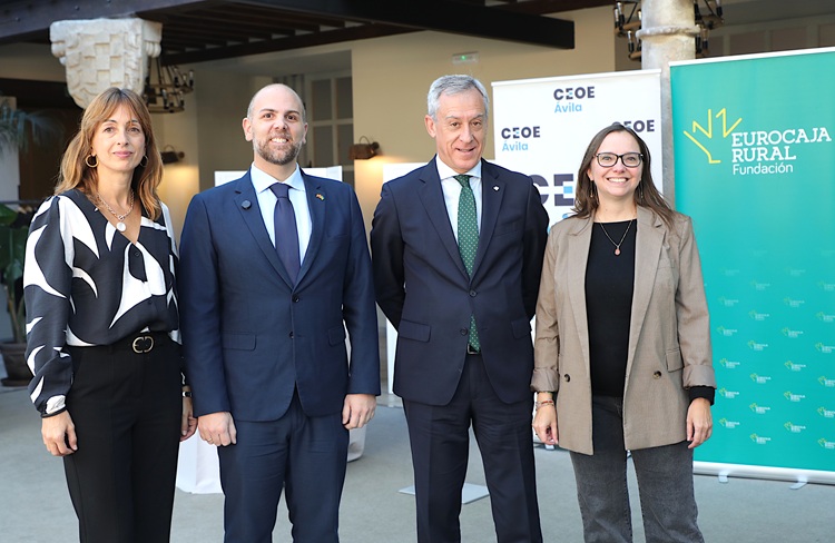 Formación estratégica: Eurocaja Rural y CEOE Ávila acercan nuevas herramientas de liderazgo El Salón Cúpula del Palacio de Sofraga en Ávila ha acogido esta iniciativa, impartida por la ponente experta en neuroemprendimiento Cristina Amor, CEO de Grow Up Together, y especializada en acompañamiento y mentorización de emprendedores y empresarios, y que ha contado igualmente con la participación del presidente de la Fundación Eurocaja Rural, Javier López Martín, y el presidente de CEOE Ávila, Diego Díez López. Al inicio del acto, Cristina Amor subrayó qué es el liderazgo consciente, 
