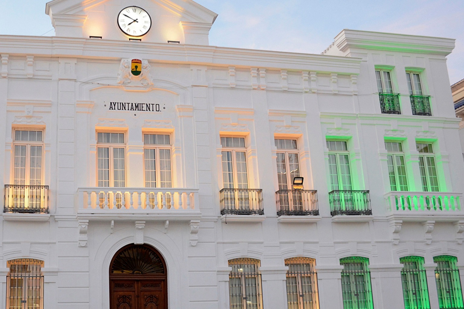 La fachada del Ayuntamiento de Tomelloso se teñirá esta noche de verde y amarillo por la salud mental