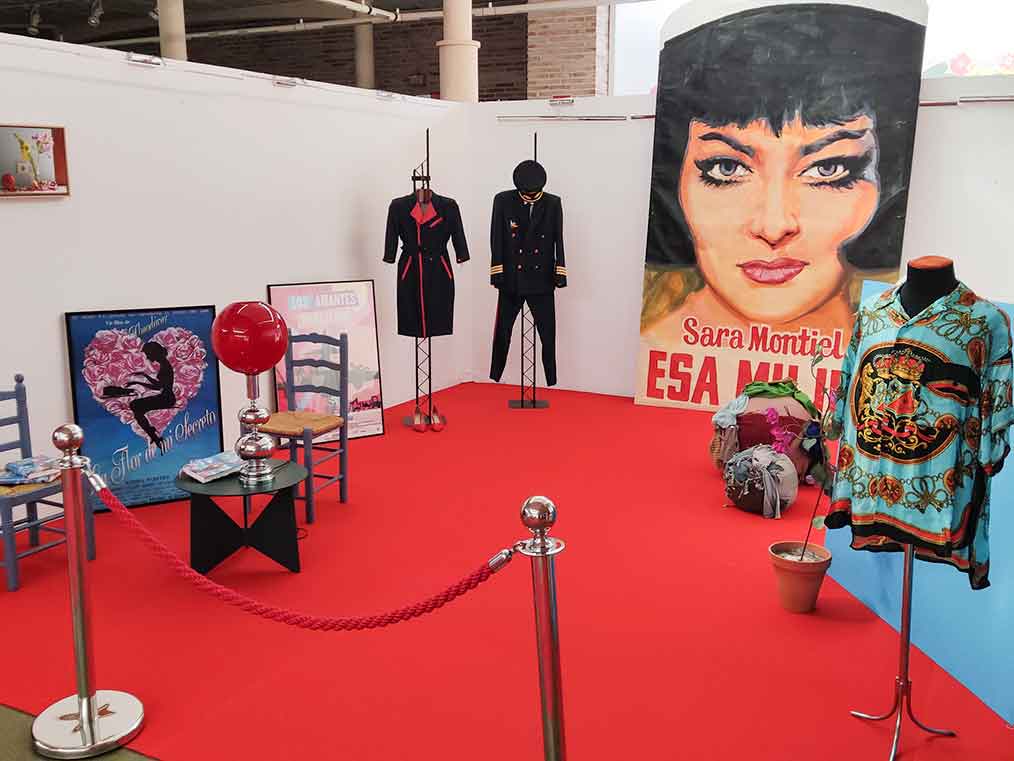 El XII Festival de Cine de Calzada de Calatrava celebra el universo de Pedro Almodóvar con una exposición única de piezas originales cedidas por El Deseo