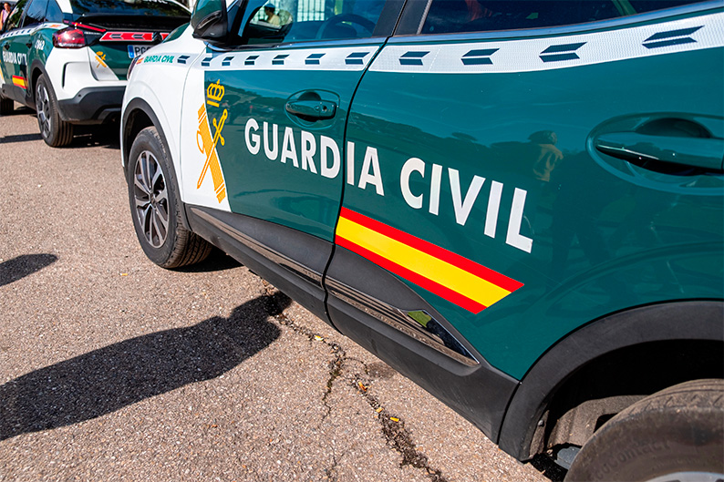 Guardia Civil rescata a un hombre inconsciente en Almadén tras recibir aviso de perros sueltos en la vía pública