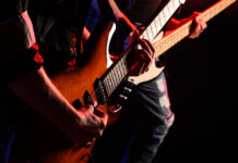 Guitarras eléctricas en Fuente el Fresno para homenajear al fuentero de ‘Tequila’, Julián Infante