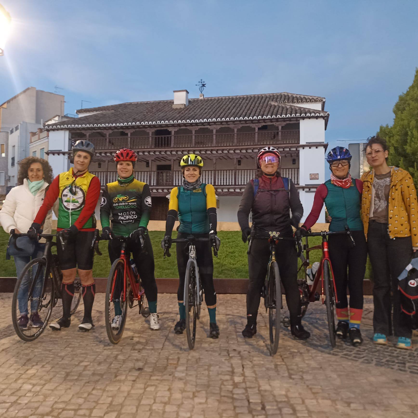 Vuelve a Tomelloso la ruta homenaje sobre dos ruedas a los Estraperlistas: esfuerzo y recuerdo