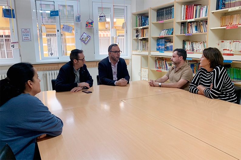 Javier Navarro ofrece apoyo municipal al colegio Carmelo Cortés para mejorar instalaciones y calidad educativa