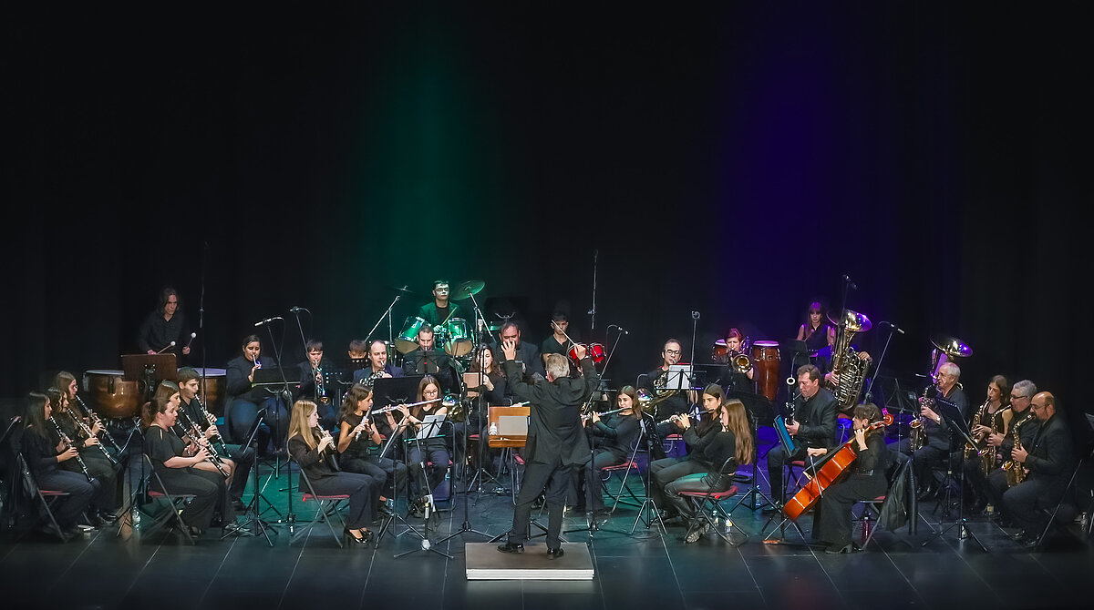 La JOVAL emociona al público con su concierto benéfico “Melodías de Otoño” a favor de la Asociación Española Contra el Cáncer