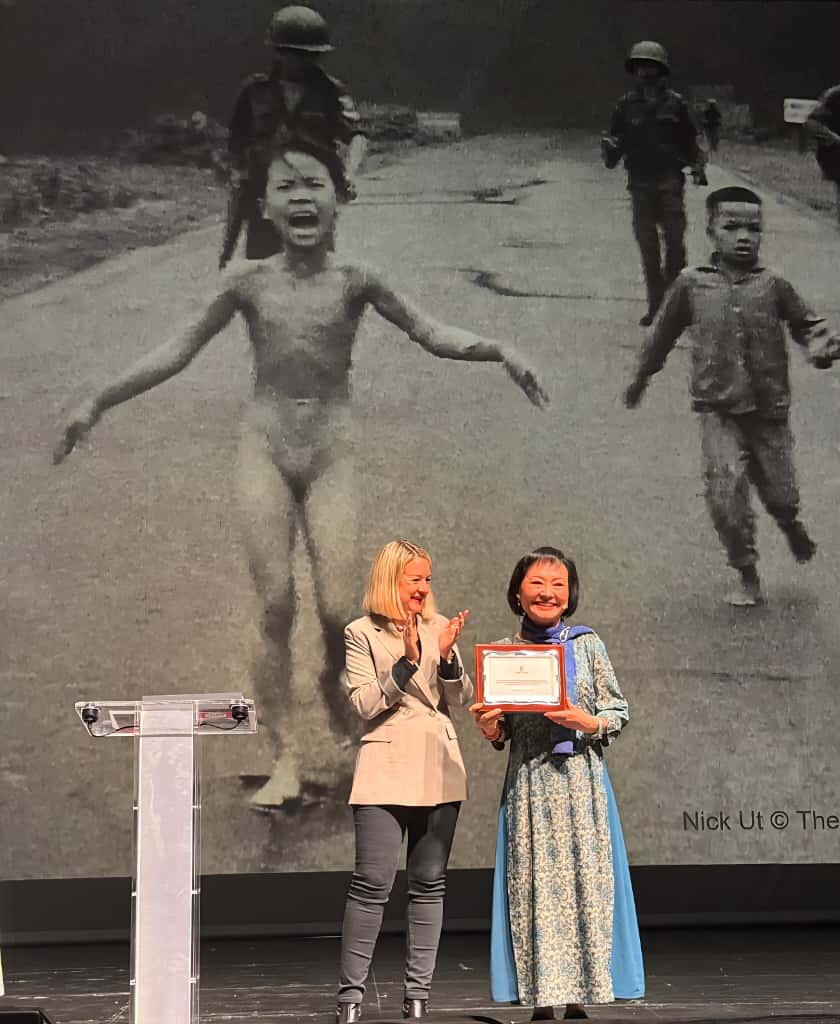La Junta participa en el homenaje a Kim Phuc (la niña de Napalm) realizado en el congreso ‘Vida después de la vida’