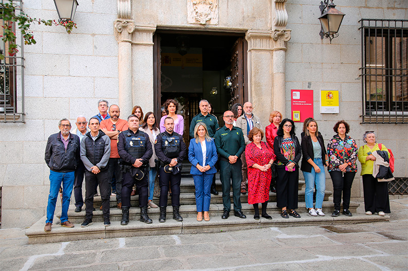Minuto de silencio en la Delegación del Gobierno en señal de repulsa por los dos últimos asesinatos machistas en Guipúzcoa y Madrid