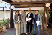 Javier Ruiz con su obra: «La Tierra Santa de Tomelloso”, ganador del premio periodístico del XXIV Certamen Cultural de Virgen de las Viñas