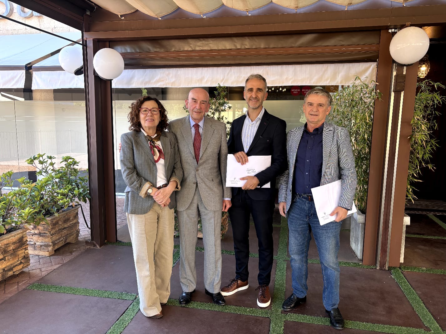 Javier Ruiz con su obra: 