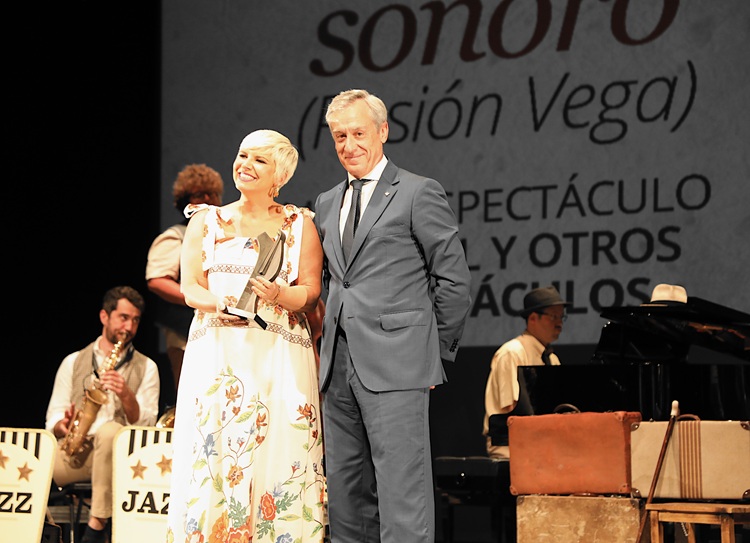 Eurocaja Rural entrega el premio 'Mejor Musical y Otros Espectáculos' en los XXXIII Premios Teatro de Rojas