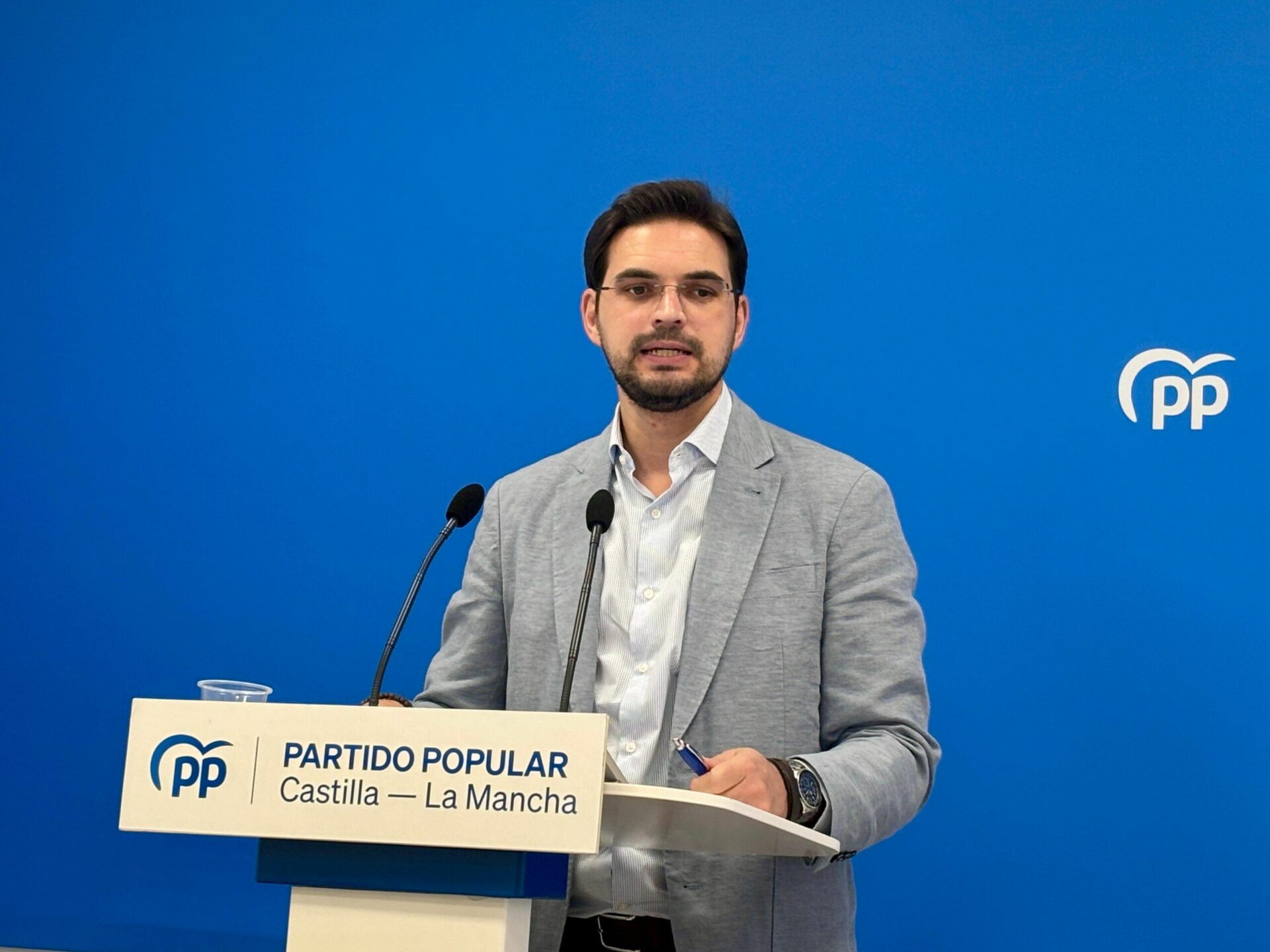 Serrano replica a Page que “seguirá haciendo caja con la inflación” y consolidando una fiscalidad “abrasiva” y poco competitiva