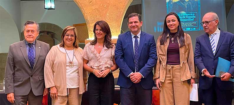 Miguel Ángel Valverde defiende una narrativa históricamente realista y reivindica el orgullo hispánico frente a las deformaciones del relato