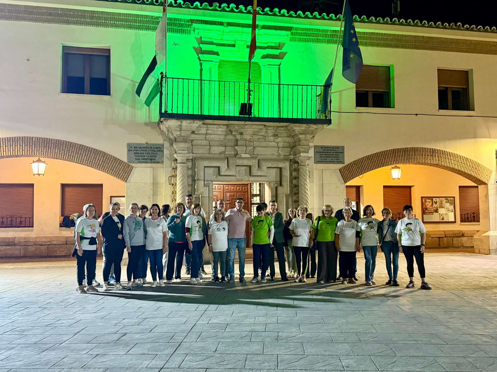 La fachada del Ayuntamiento de Villacañas se iluminó de color verde con motivo del Día Internacional del Síndrome de Phelan-McDermid