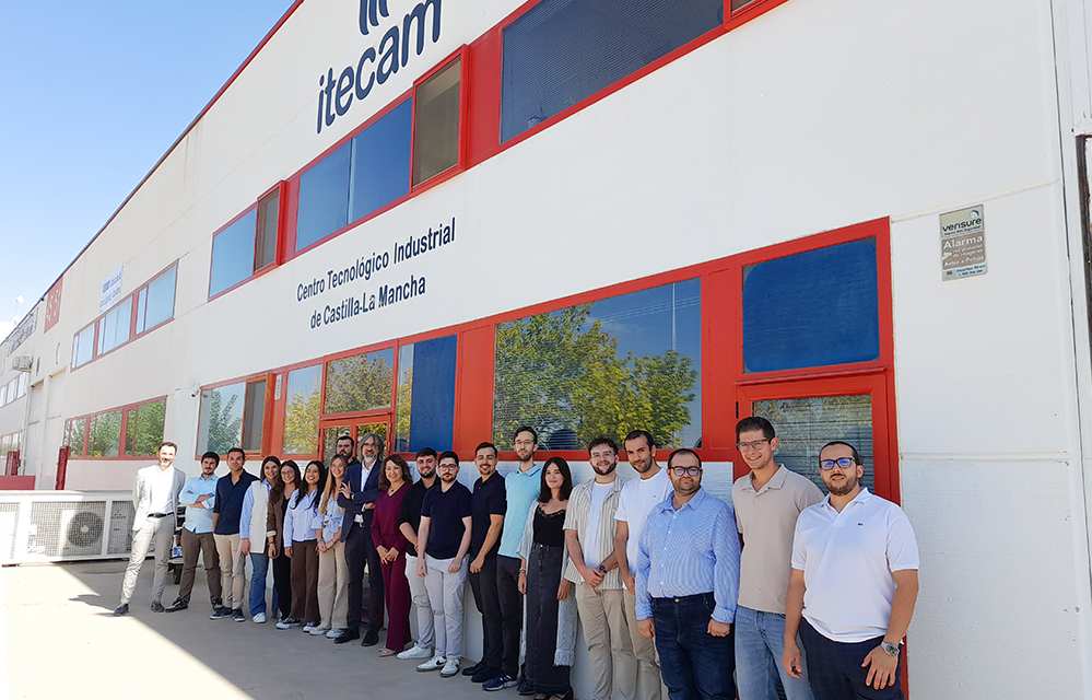 La directora general de Empleo visita las instalaciones de Itecam para conocer a los jóvenes participantes en el Programa Investigo