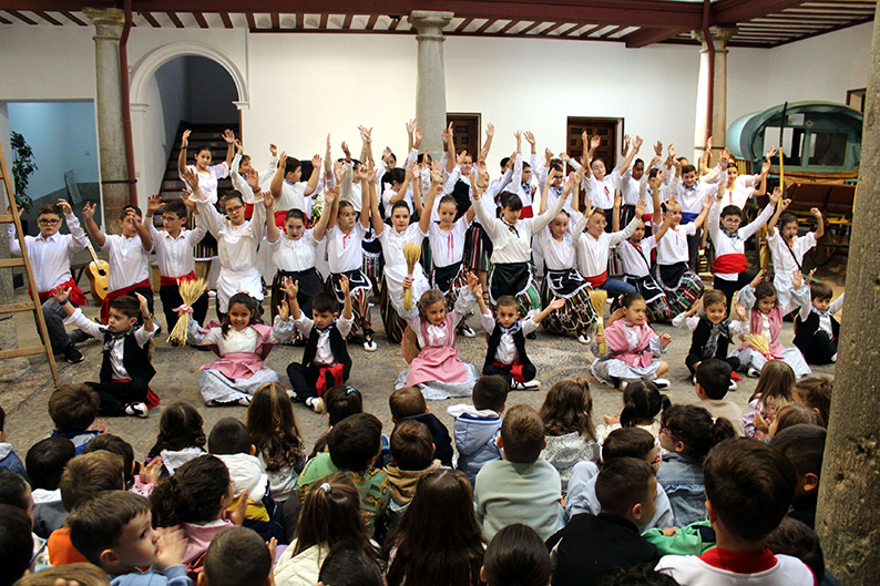 Maravillosa unión de varias generaciones de La Solana, que hicieron  disfrutar en las 41 Jornadas Escolares de la Semana de la Zarzuela