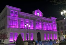 El Ayuntamiento de Tomelloso se ilumina de color violeta por el Día Internacional de la Eliminación de la Violencia contra la Mujer