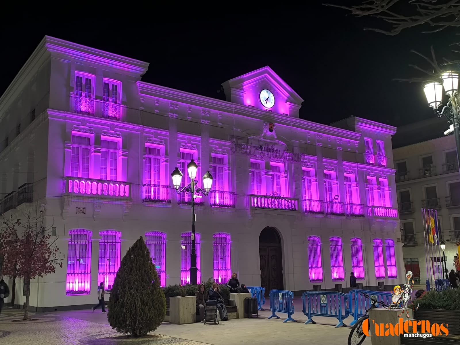El Ayuntamiento de Tomelloso se ilumina de color violeta por el Día Internacional de la Eliminación de la Violencia contra la Mujer