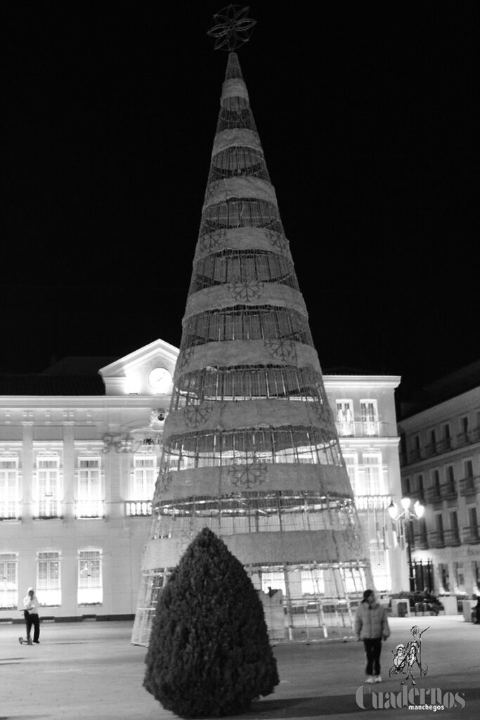 El espíritu navideño llega a Tomelloso con su majestuoso árbol 3 Navidad Tomelloso