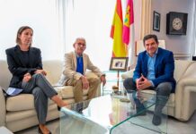 Valverde recibe a representantes de la Asociación Provincial de Autoescuelas para abordar la informatización de los centros de examen teórico