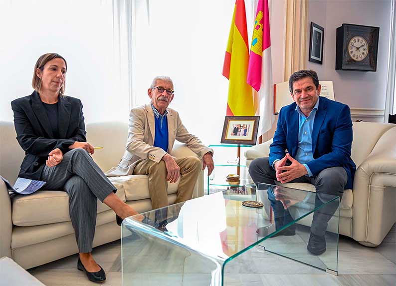 Valverde recibe a representantes de la Asociación Provincial de Autoescuelas para abordar la informatización de los centros de examen teórico