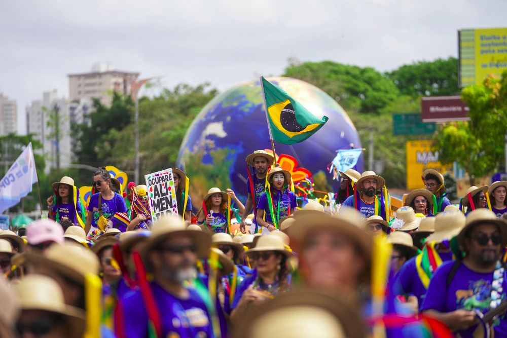 Greenpeace se une a más de 40.000personas que marchan en Belém para pedir medidas de protección de los bosques y contra el cambio climático en la COP30