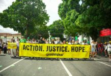 Greenpeace se une a más de 40.000 personas que marchan en Belém para pedir medidas de protección de los bosques y contra el cambio climático en la COP30