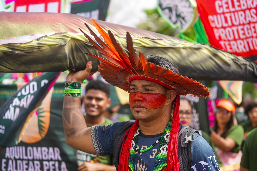 Greenpeace se une a más de 40.000personas que marchan en Belém para pedir medidas de protección de los bosques y contra el cambio climático en la COP30