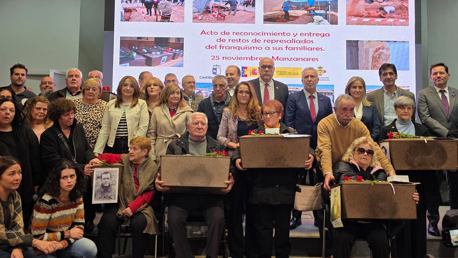 Caballero participa en el acto de entrega a las familias de los restos de 21 víctimas que han sido exhumados de las fosas de Manzanares