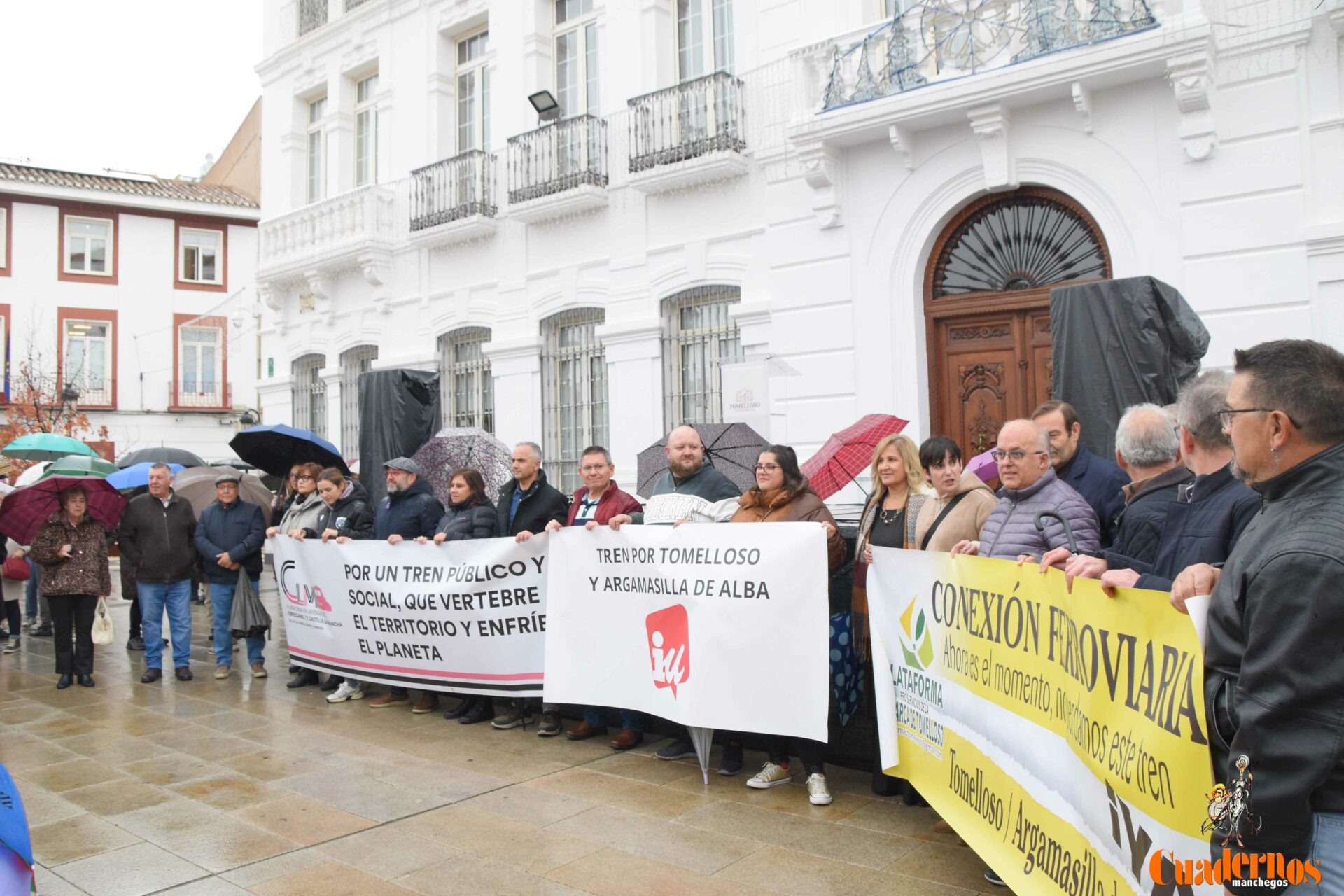 Clamor ciudadano en Tomelloso con la concentración por la integración ferroviaria de la comarca: unidad bajo la lluvia