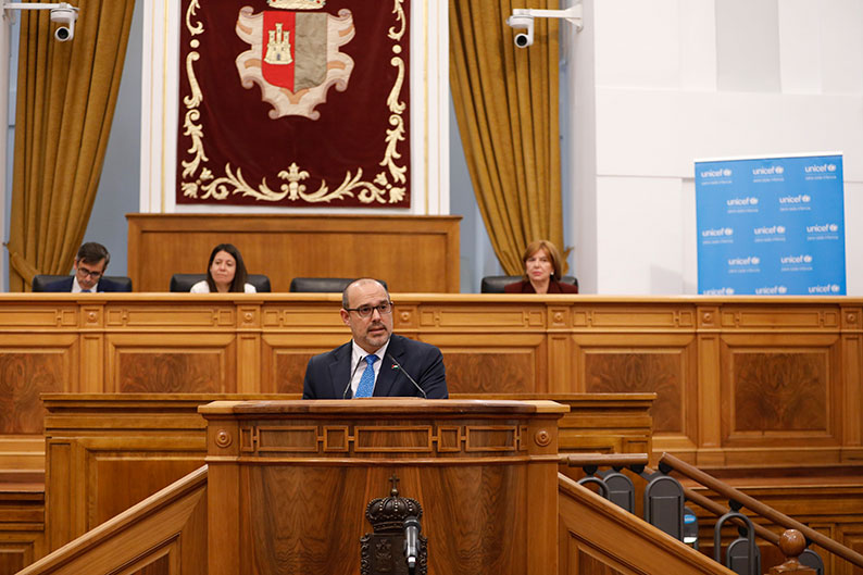 Las Cortes de CLM remarcan su compromiso con los derechos de niños y niñas, en un ‘pleno social’ que les anima a “hacer una sociedad más justa y sostenible”