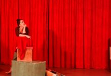 La creadora escénica ciudadrealeña Elena Mora Sanroma estrena su nuevo espectáculo “Descalza” en el Teatro Municipal de Almagro