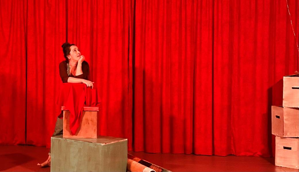 La creadora escénica ciudadrealeña Elena Mora Sanroma estrena su nuevo espectáculo “Descalza” en el Teatro Municipal de Almagro