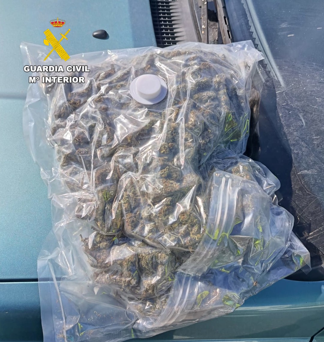 Detenido un hombre con 400 gramos de marihuana bajo la tapicería de su coche