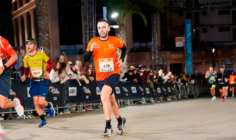 Eduardo Lara de Los Pieles Run brilla en la Media Maratón de Benidorm 2025: un atardecer inolvidable y un tiempo impresionante