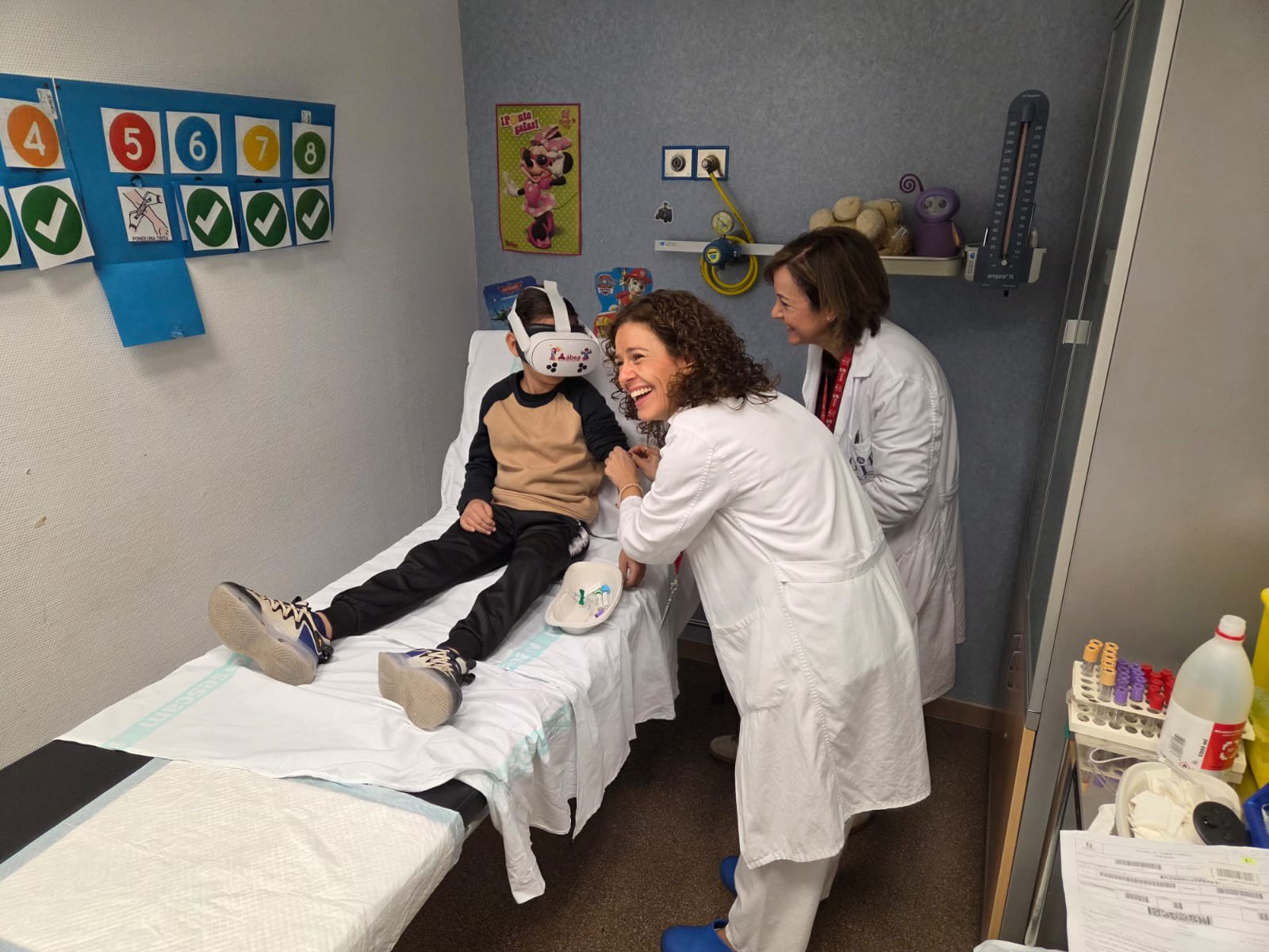 El Hospital de Tomelloso impulsa la humanización sanitaria con gafas de realidad virtual para niños