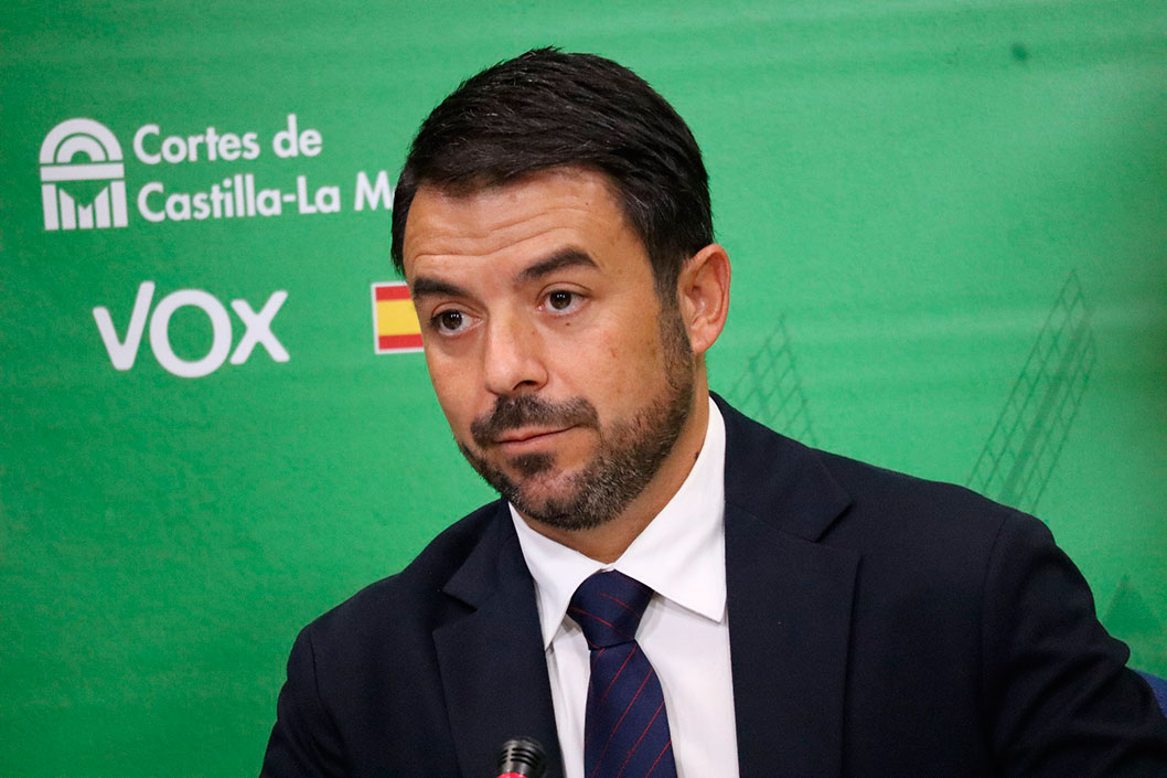 Iván Sánchez: “PSOE y PP se reparten sillones mientras las familias sufren la pobreza, el abandono y el colapso sanitario”