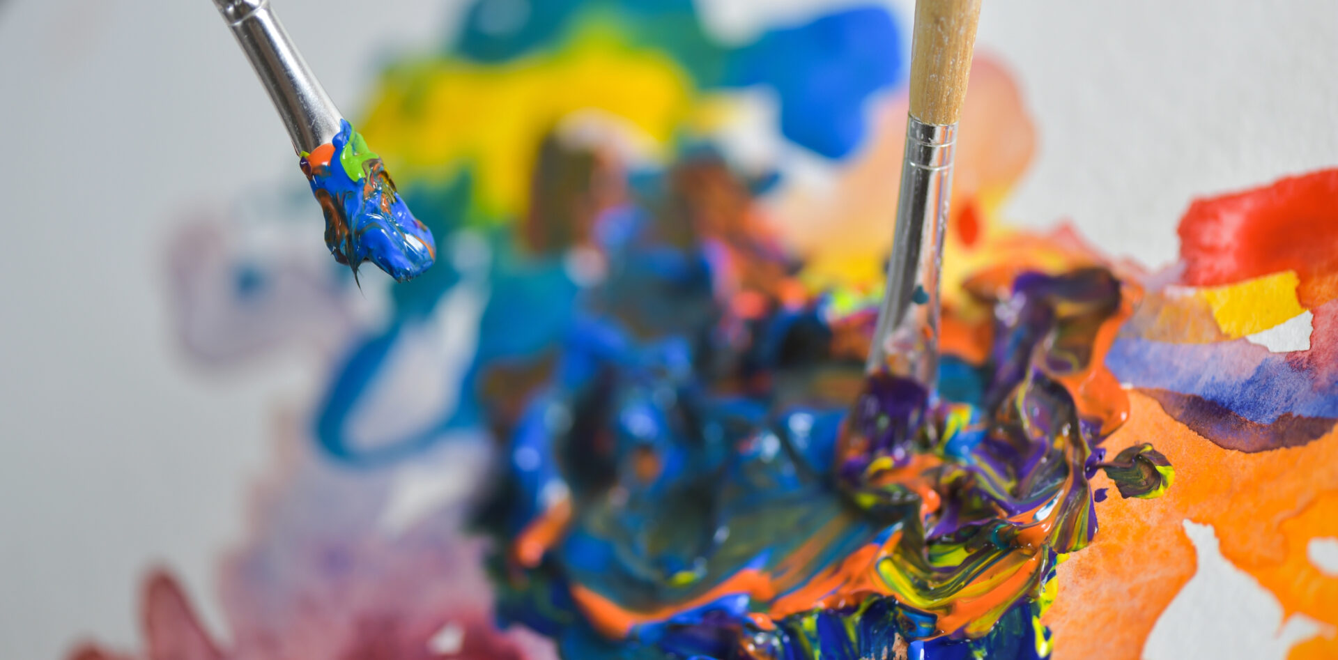 Tomelloso inaugura una muestra de pintura acrílica realizada por personas mayores bajo la coordinación de Manoli Jiménez