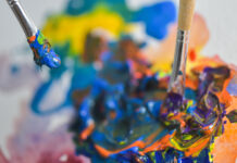 Tomelloso inaugura una muestra de pintura acrílica realizada por personas mayores bajo la coordinación de Manoli Jiménez