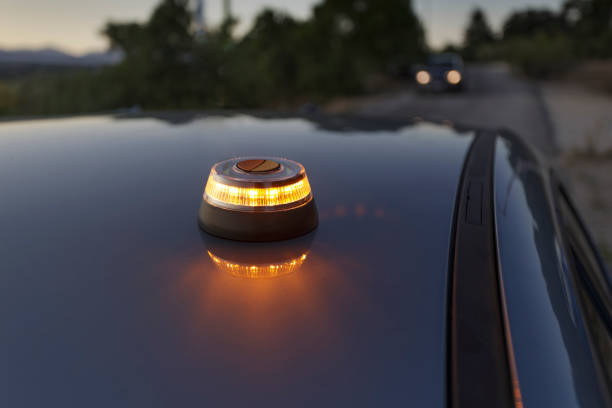 ¿Qué conlleva la nueva normativa de la DGT y cómo afecta a los vehículos?: obligación de la luz V-16 conectada a partir de 2026