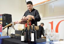 Gran acogida en Tomelloso a la master class solidaria de jamón y vino del programa “Raíces y Vino”