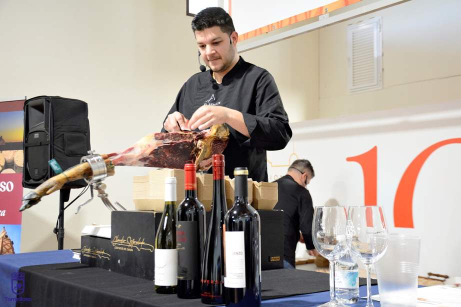 Gran acogida a la master class solidaria de jamón y vino del programa “Raíces y Vino”
