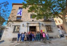 Milagros Tolón despliega en la Delegación del Gobierno, en Toledo, el lazo morado contra la violencia machista