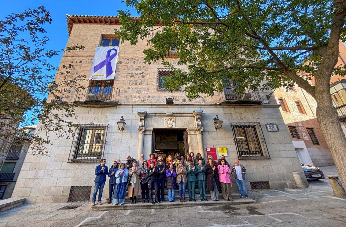 Milagros Tolón despliega en la Delegación del Gobierno, en Toledo, el lazo morado contra la violencia machista