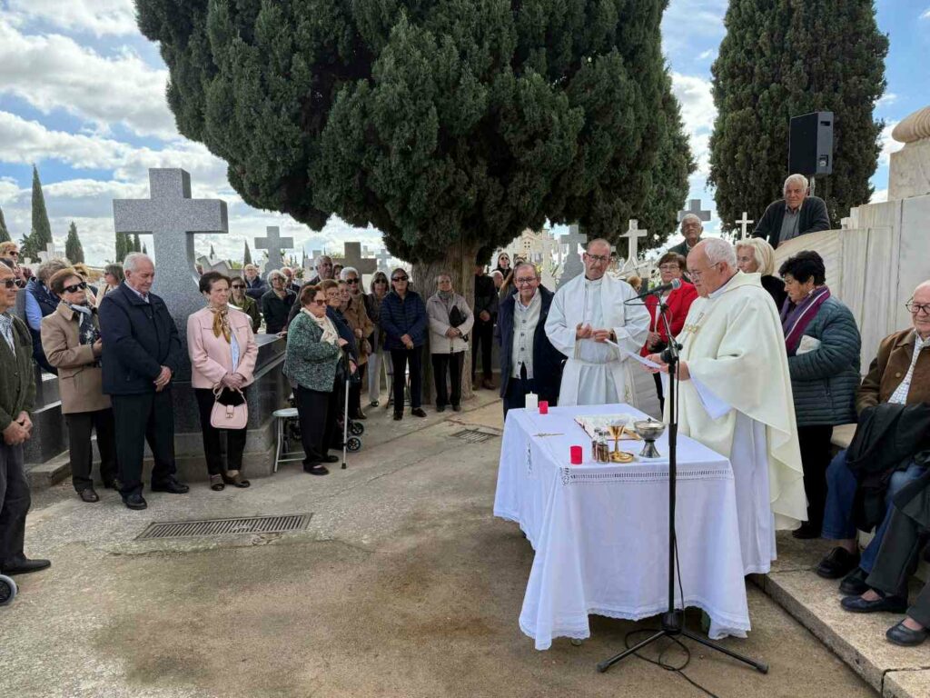 miles personas cementerio villacanas 5